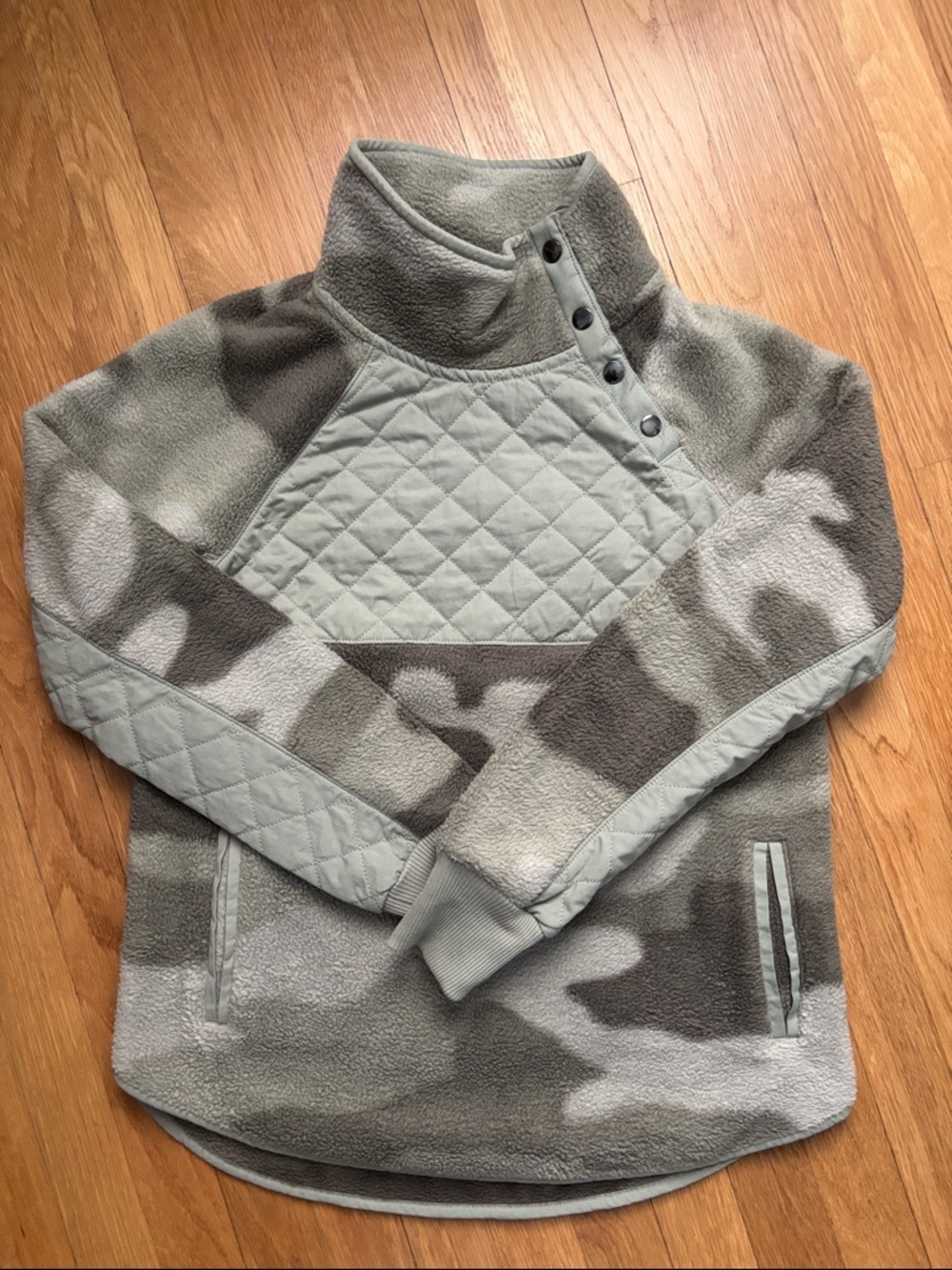 Abercrombi & Fitch Quilted Detail Camouflage Fleece Pullover - Size Small